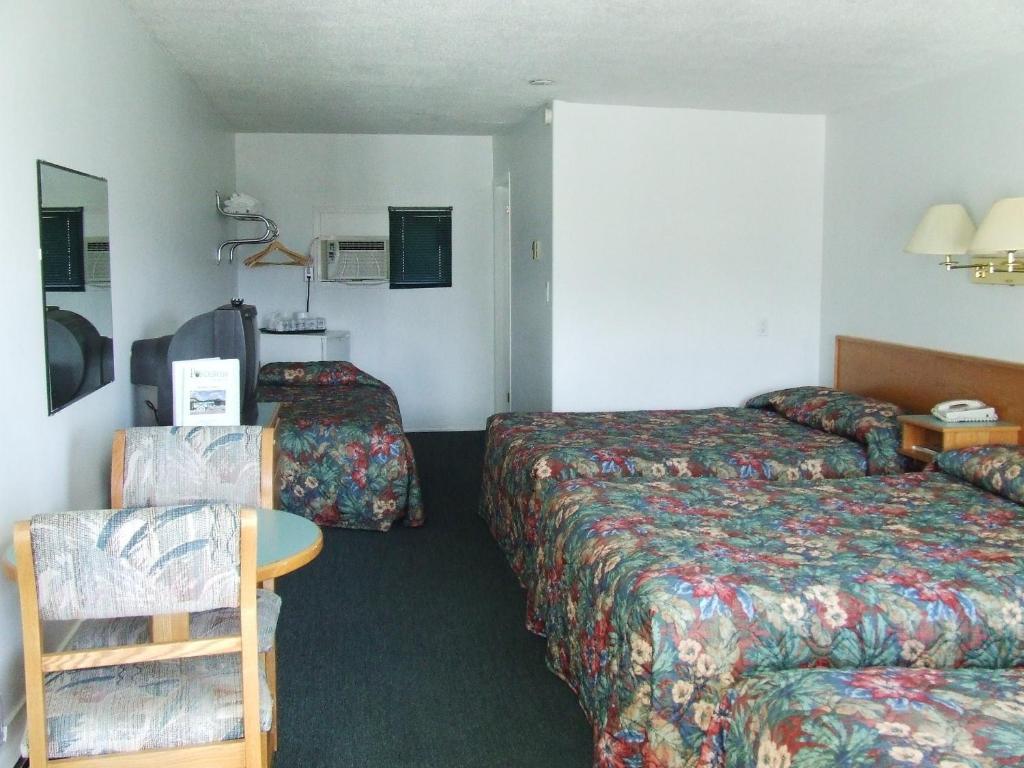 Ponderosa Motor Inn Golden Room photo