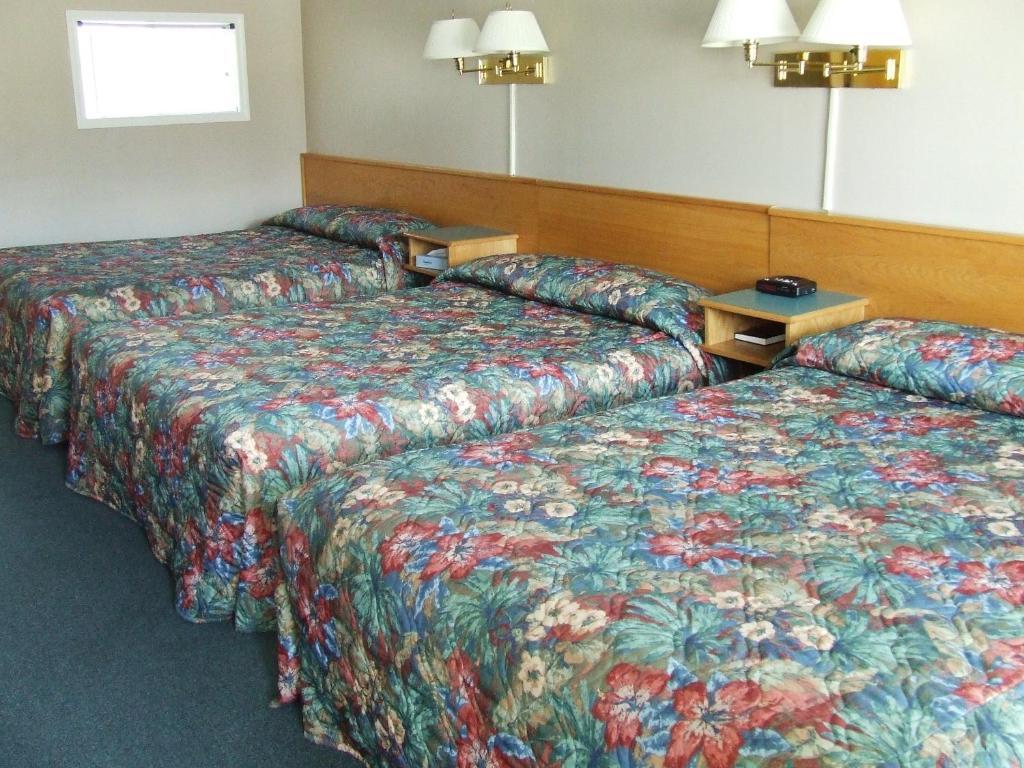 Ponderosa Motor Inn Golden Room photo