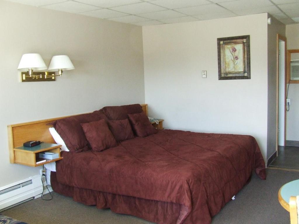 Ponderosa Motor Inn Golden Room photo