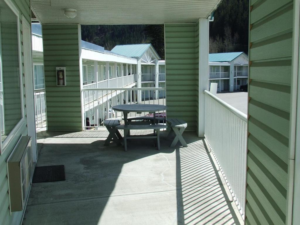 Ponderosa Motor Inn Golden Exterior photo